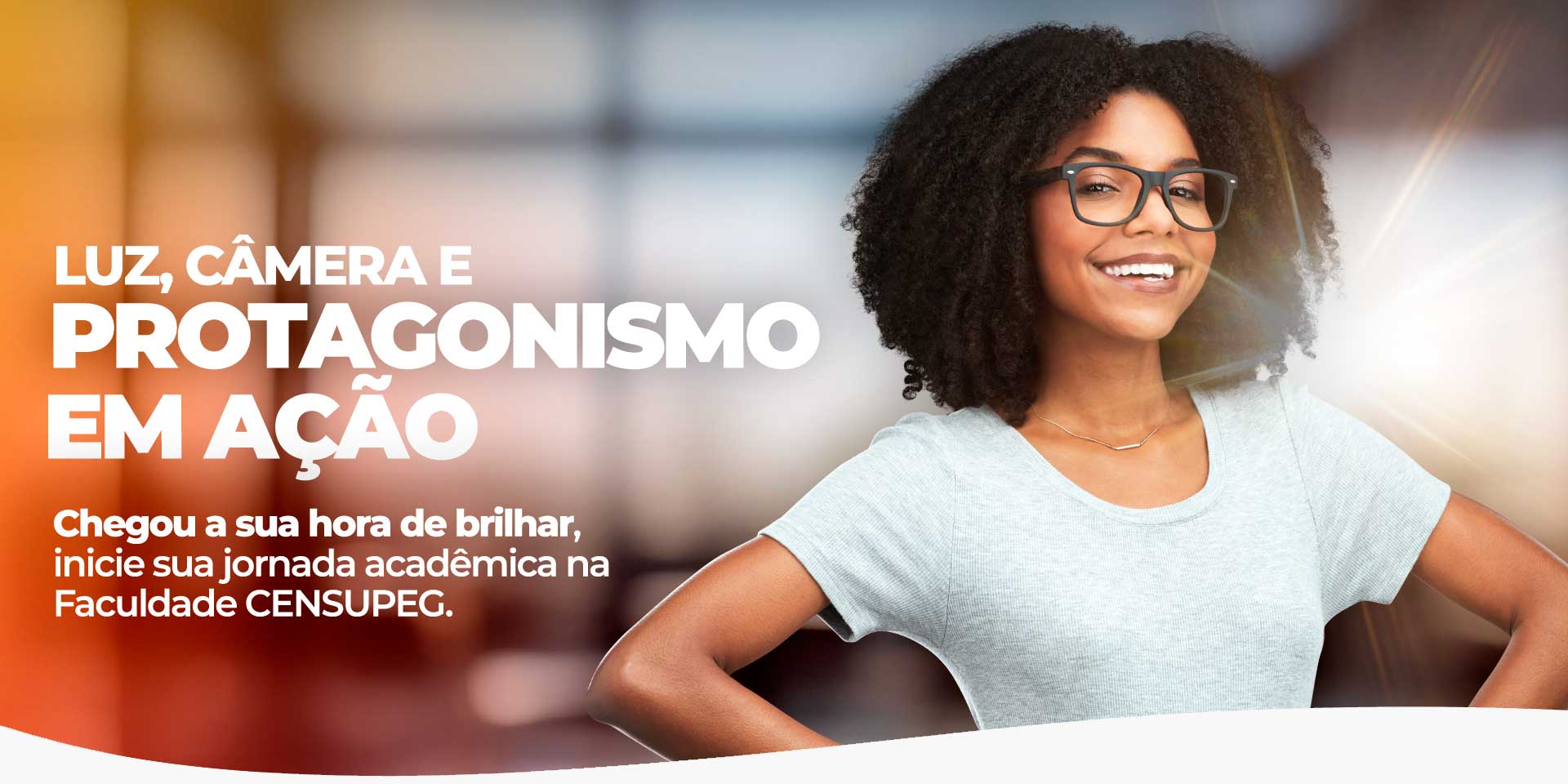 Banner com mulher negra utilizando óculos e com escritas: Luz, Câmera e Protagonismo em Ação.