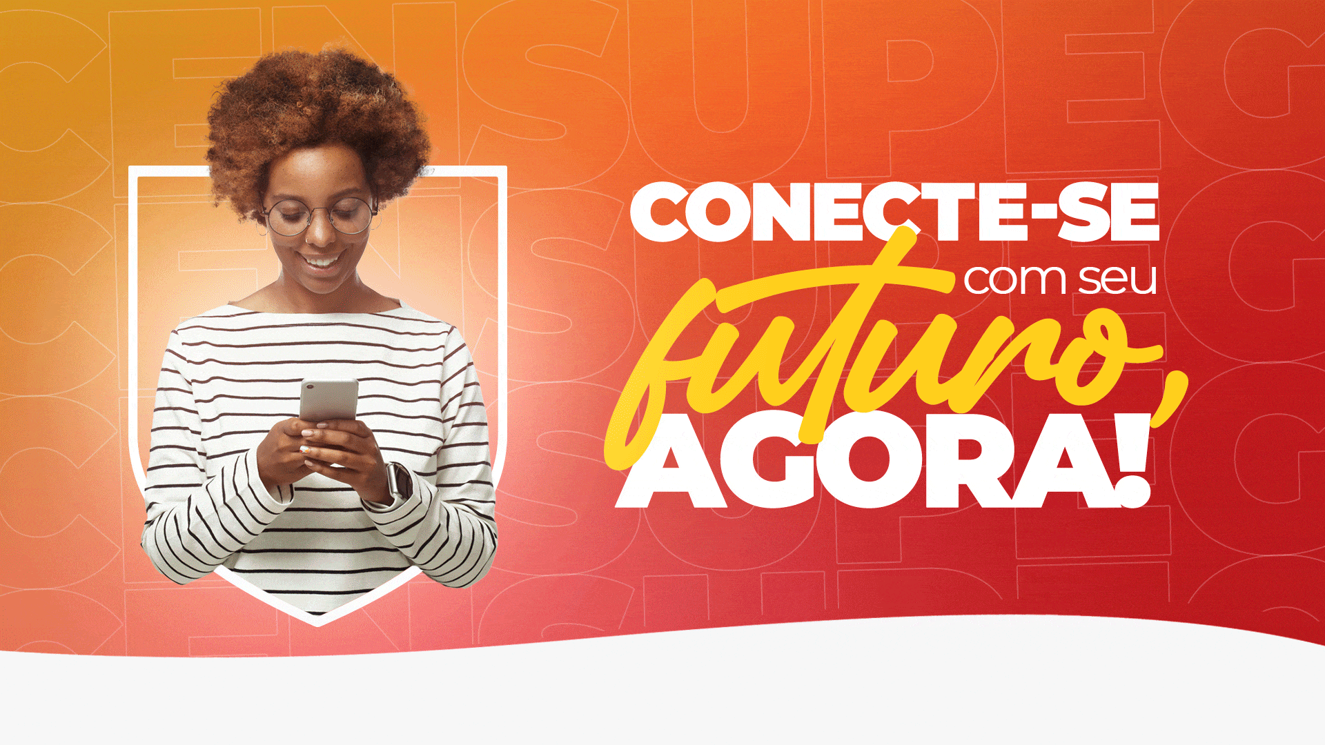 Banner com fundo degrade laranja e vermelho, do lado esquerdo imagem de 5 pessoas segurando um celular em mão alterando entre eles e ao lado direito escrito a frase: Conecte-se com seu futuro agora!