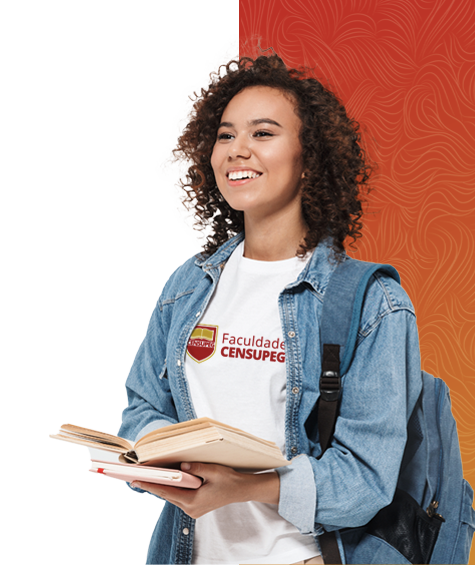 Mulher negra sorrindo com cabelos cacheados segurando um livro, com mochila nas costas e com a camiseta da Censupeg.