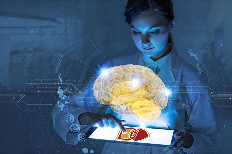 Imagem tecnologica com uma camada azul de uma mulher clicando em um tablet com a logo da Censupeg e um cérebro flutuando.